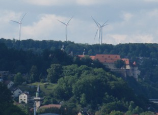 Schloss Hellenstein mit Windkraftanlagen